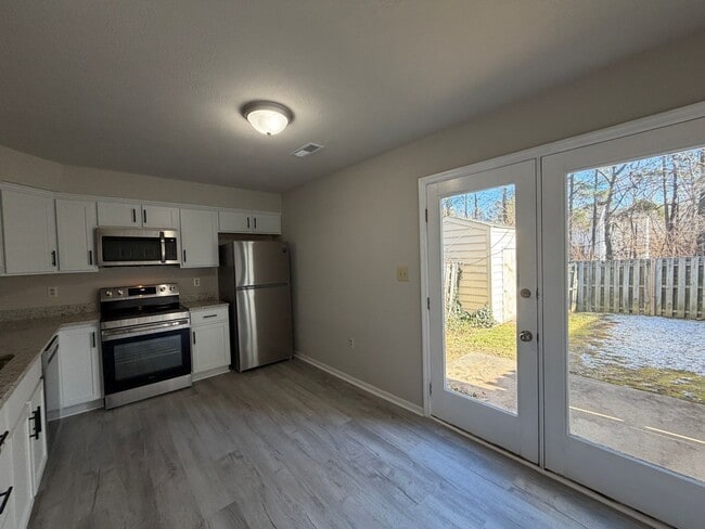 Building Photo - Great 2 bedroom fully renovated townhouse