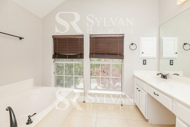 Building Photo - Spacious 4 bedroom 2.5 Bath Home for You