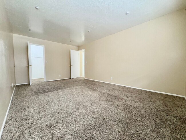 Building Photo - Charming 3-Bed Townhome in Holladay – Fenced Yard, Ample Parking & Prime Location