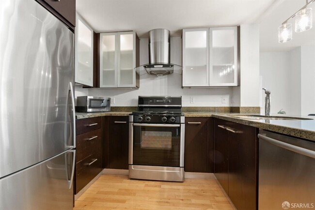 Building Photo - Stylish 1BD/1BA Condo in SOMA/South Beach