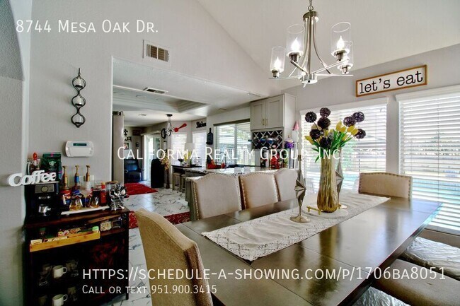 Building Photo - 8744 Mesa Oak Dr