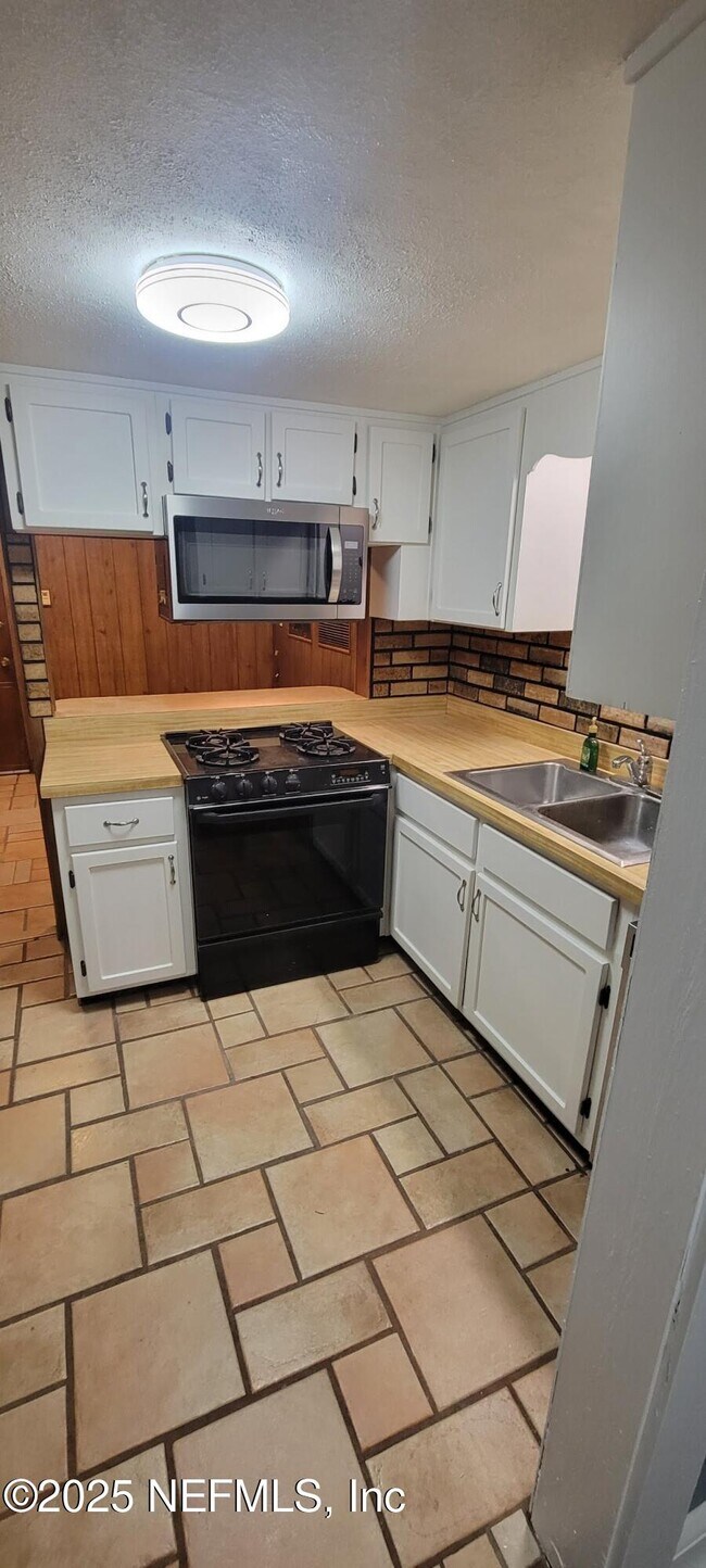 Building Photo - 1243 W 29th St