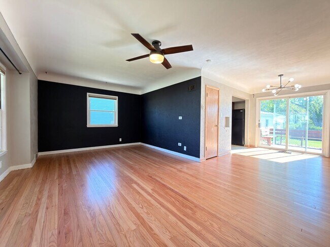 Building Photo - $1,450 | 2 Bedroom 1 Bath Home | Washer & Dryer | Garage