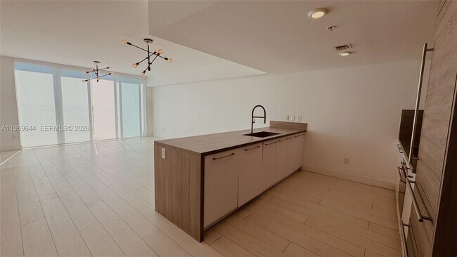Building Photo - 400 Sunny Isles Blvd