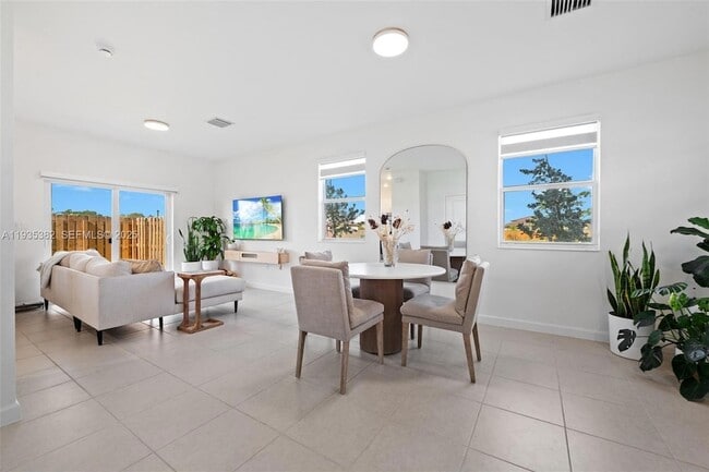 Building Photo - 2400 SE 29th St