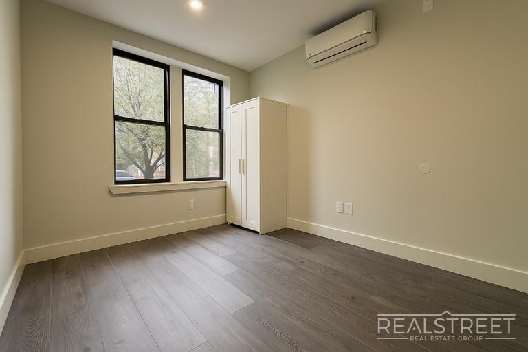 Building Photo - Stunning 1 Bed Near Prospect Park