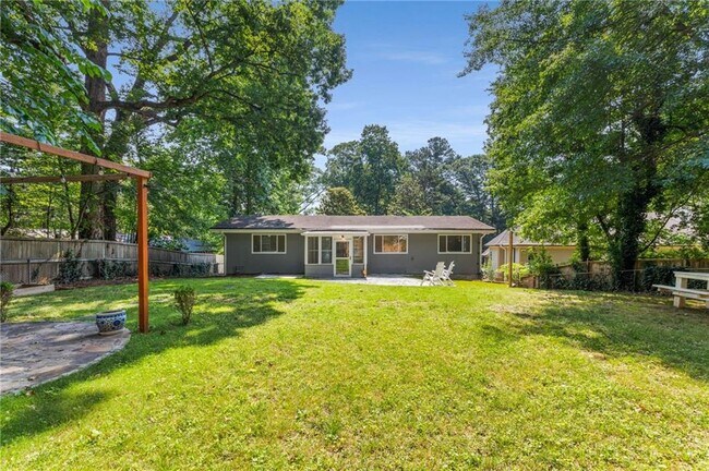 Building Photo - 2132 Fairway Cir NE