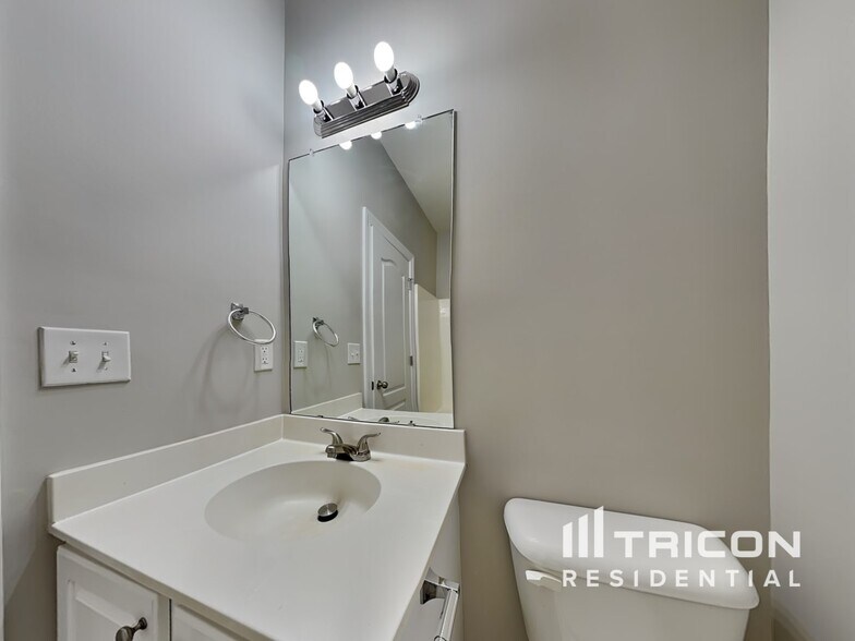 Building Photo - 3620 Long Lake Dr