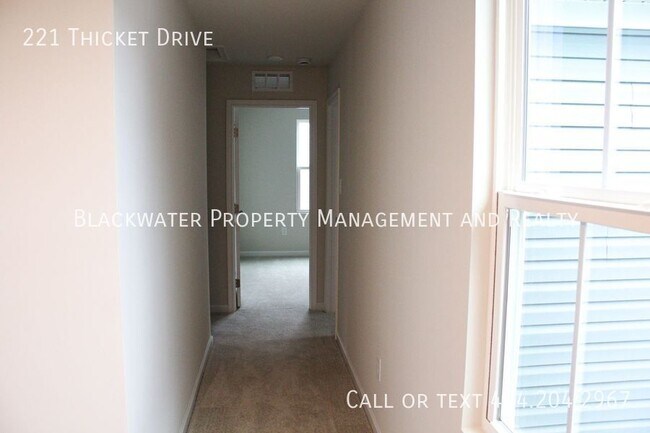 Building Photo - 221 Thicket Dr