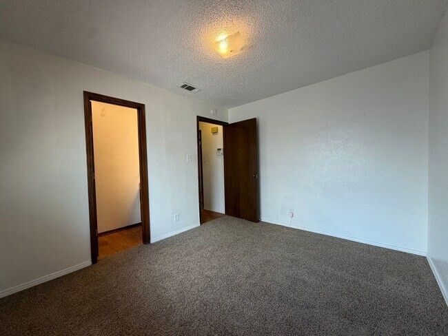 Building Photo - 1003 Poplar St