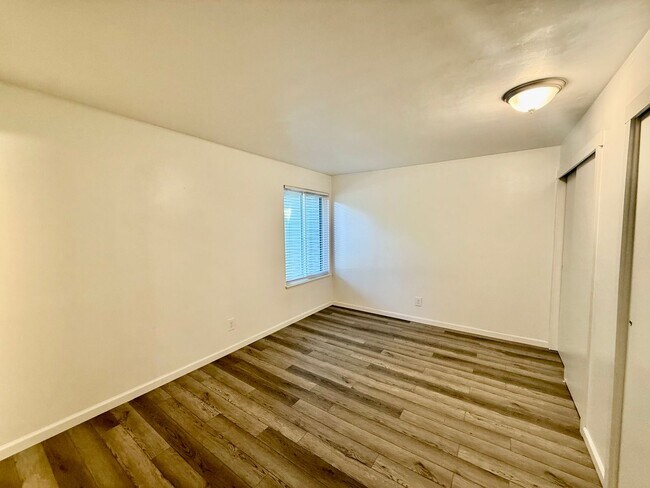 Building Photo - Beautiful 2 bed, 2 bath Shoreline Condo, $2400/mo.