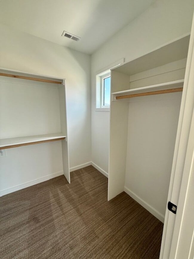 Building Photo - Single Family HOME with 3 Bedrooms 2 1/2 Bathrooms - Where Mountains meet you at upscale living!