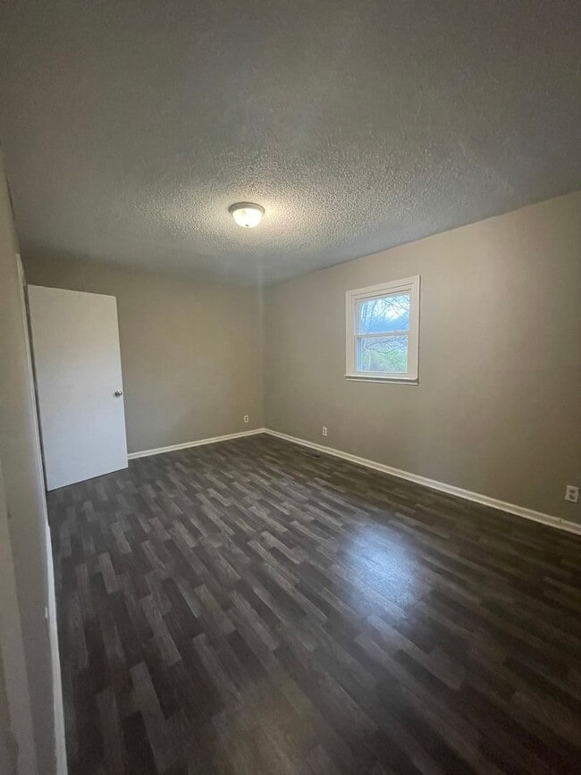 Building Photo - Spacious 4 Bedroom/2 Bath Home