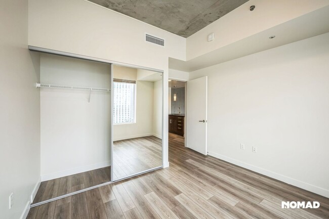 Building Photo - Best Value Luxe One Bedroom Downtown