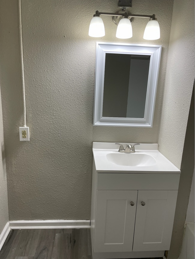 Building Photo - 829 W Franklin St