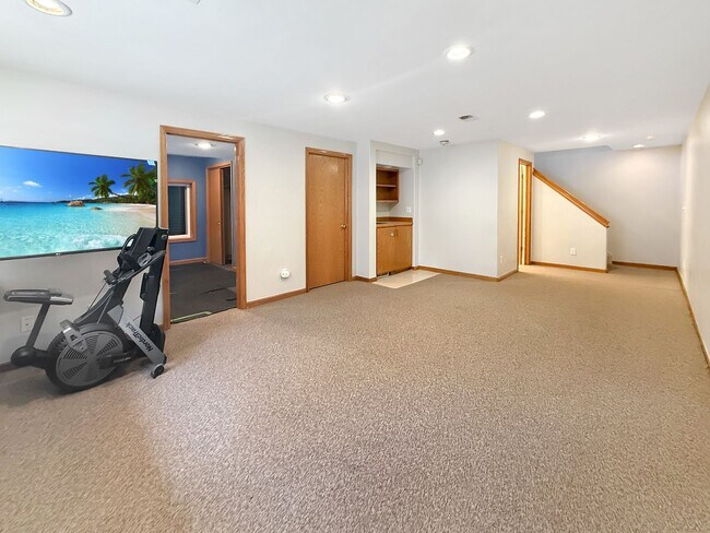 Building Photo - $0 DEPOSIT OPTION. SPACIOUS 5-BEDROOM CENT...