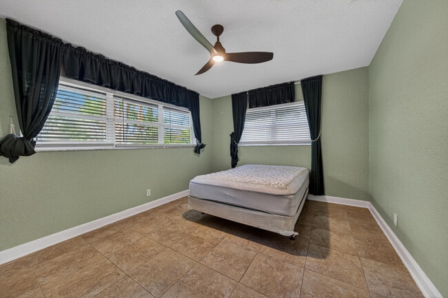 Building Photo - 2680 NE 24th St