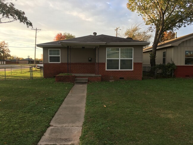 Building Photo - Recently remodeled home close to the park