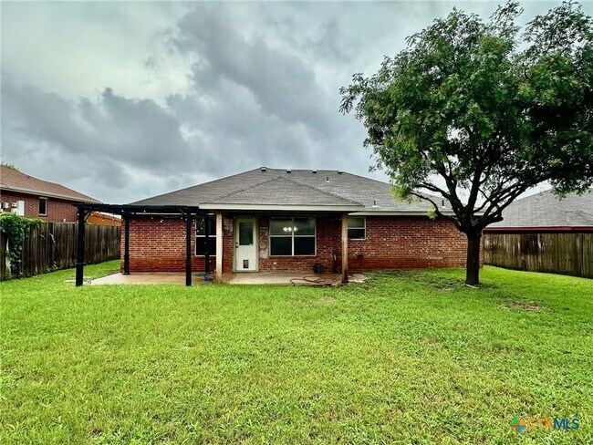 Building Photo - 3303 Solomon Dr
