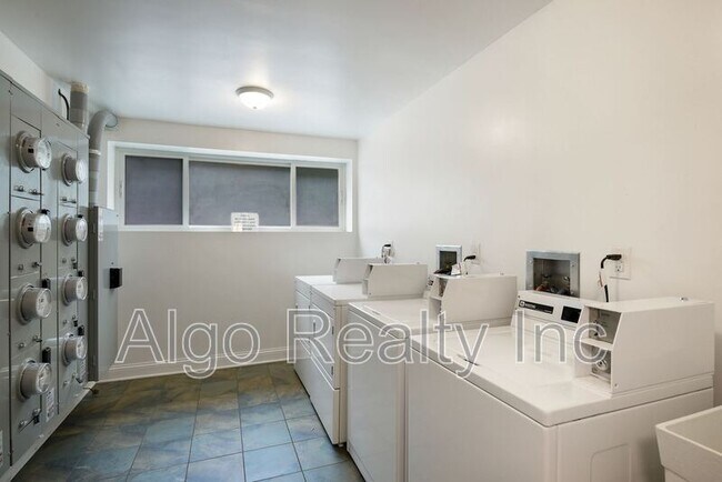 Building Photo - 729 E 16th St