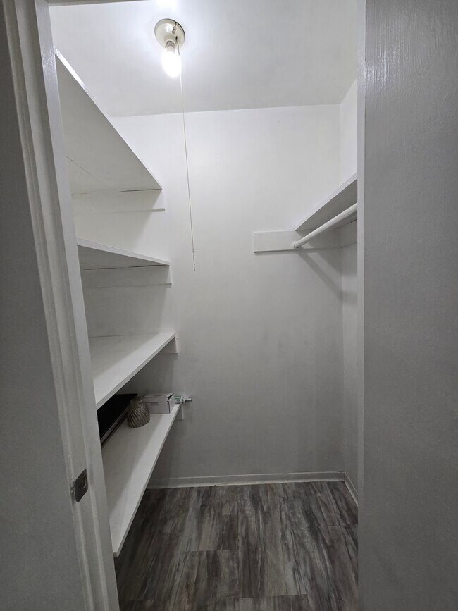 Building Photo - Beautiful Ground Floor Unit-  1BD/1.5BA