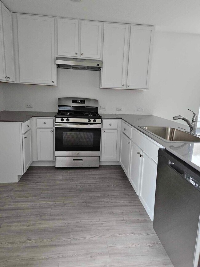 Building Photo - Welcome to Your Home in the Desirable Vida Subdivision!