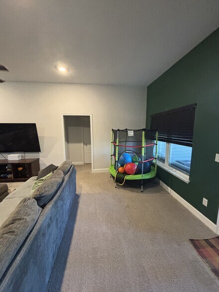 Building Photo - 9835 Olivia St