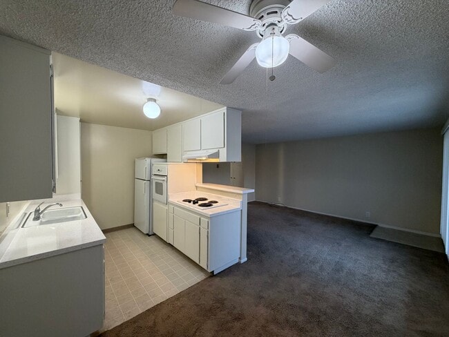 Building Photo - Wonderful 1 Bedroom 1 Bath Upstairs Corner Unit