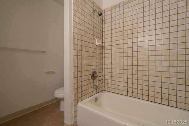 Building Photo - $2900 / 2 Bed/ 1 Bath/ 2 Parking IN HIDDEN VALLEY ESTATES