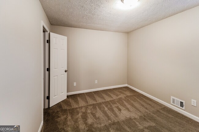 Building Photo - 635 Lakeridge Cir SE