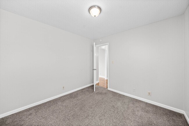 Building Photo - 541 Donna Dr