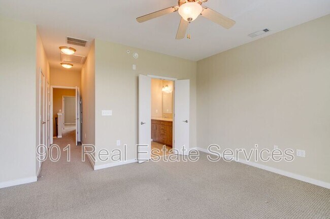 Building Photo - 380 Island Dr