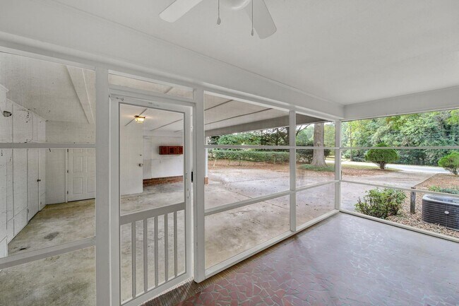 Building Photo - Beautifully Renovated Three Bed Two Bath R...