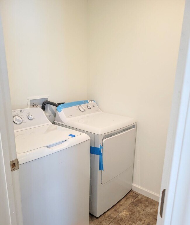 Building Photo - Centrally-Located 2-Bed/2-Bath Home, full ...