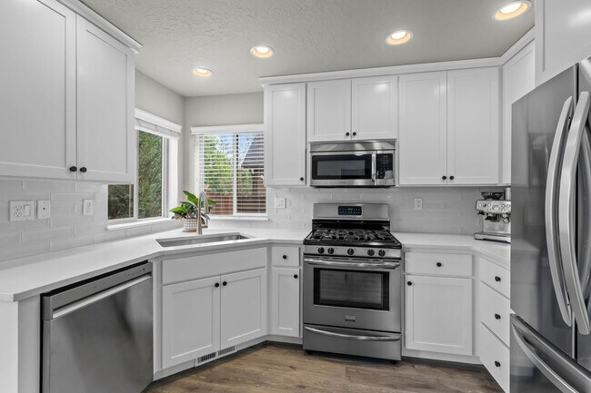 Building Photo - Beautiful SE Bend Home | Spacious Floorplan | Fenced Backyard | Near Parks & Trails