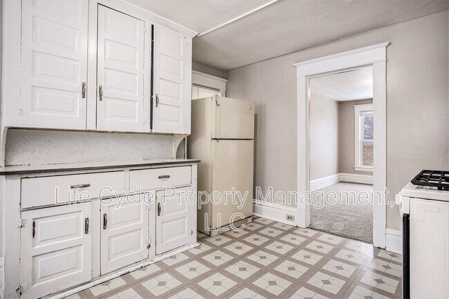 Building Photo - 247 Sweet St NE