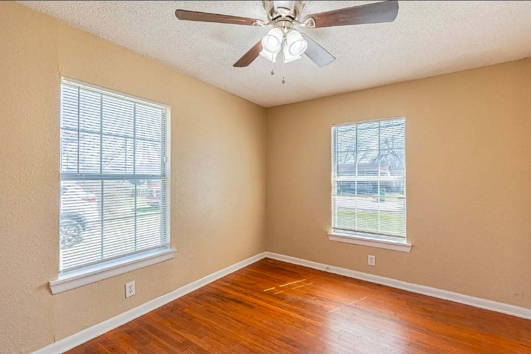 Building Photo - 215 Legion Dr W