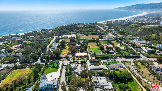 Building Photo - 7038 Dume Dr
