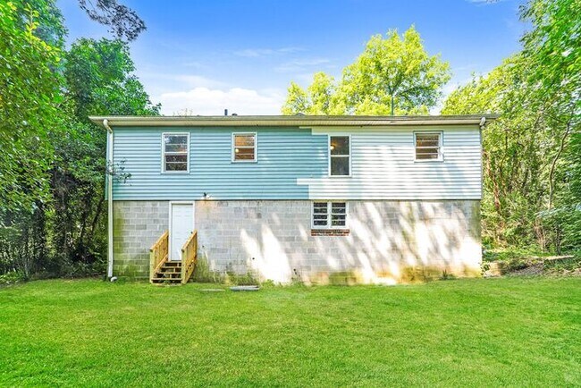 Building Photo - $1300! 3Bed/1Bath in Center Point! Available Soon! Cheers to 250 years—celebrate with limited-tim...