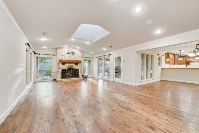 Building Photo - Spacious Elegance 5-Bed, 4.5-Bath Home with outside oasis