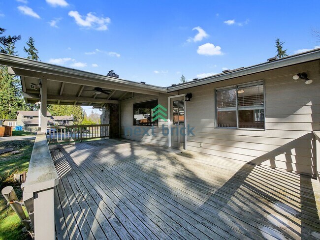 Building Photo - 5 Bed and 3 Bath Single-family Home Availa...