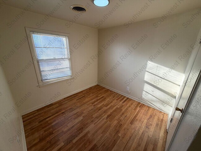 Building Photo - Beautiful- 3 Bedroom 1 bathroom Freshly Painted!