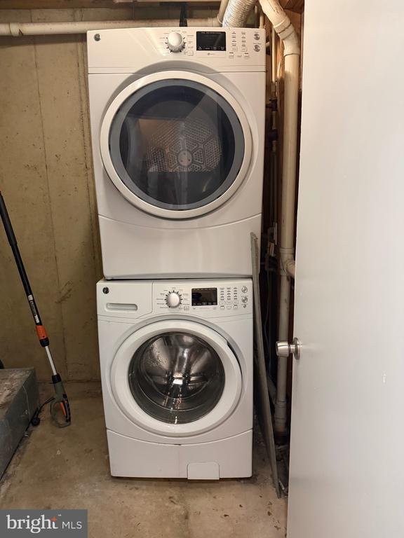 Building Photo - 9759 Lake Shore Dr