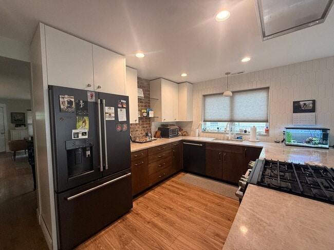 Building Photo - Spacious 4-Bedroom Home in the Heart of Edgewater
