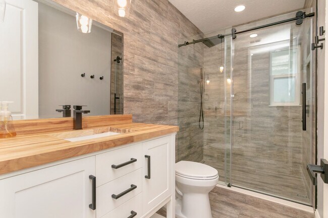 Building Photo - Gorgeous Mid-Centry Modern 3bed/2bath with...