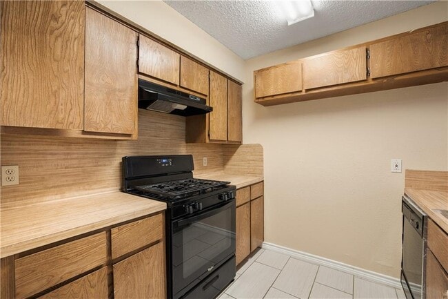 Building Photo - 906 Country Aire Dr