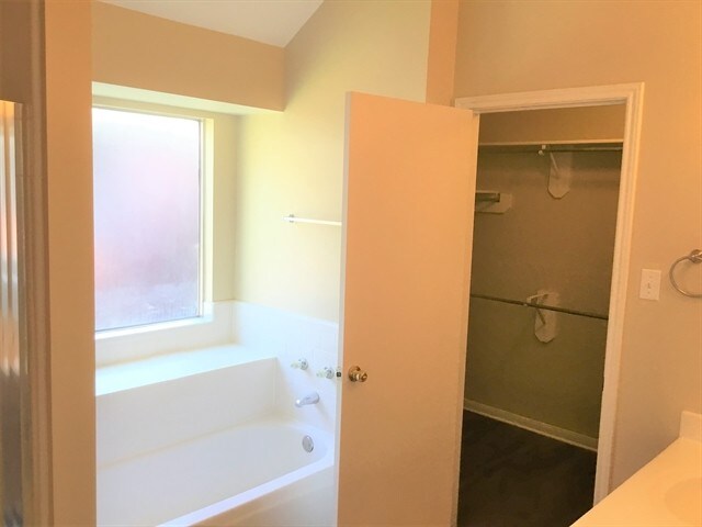 Building Photo - 208 Hollander Ct