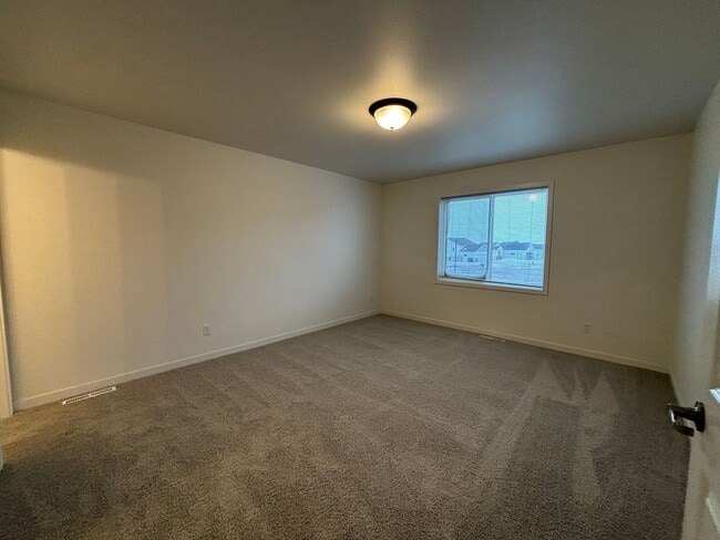 Building Photo - 3 Bed 3 Bath Town Home