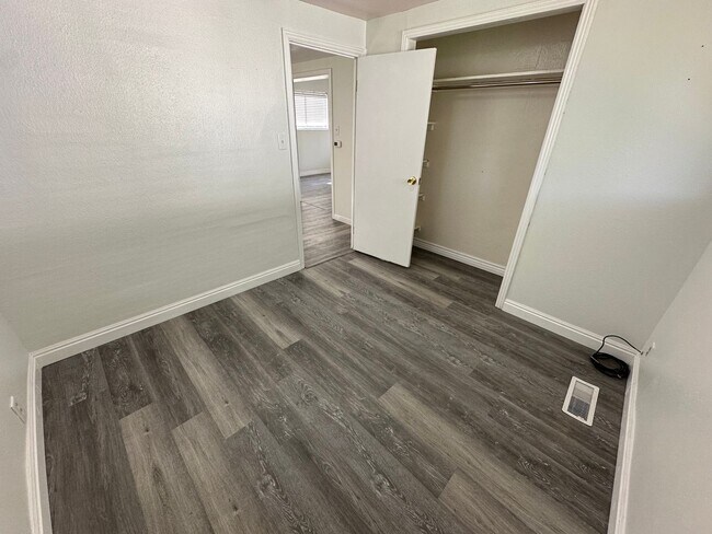 Building Photo - Cozy Price Rental