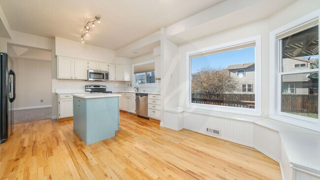 Building Photo - Westside 5 Bedroom Home Nestled Near Ute V...